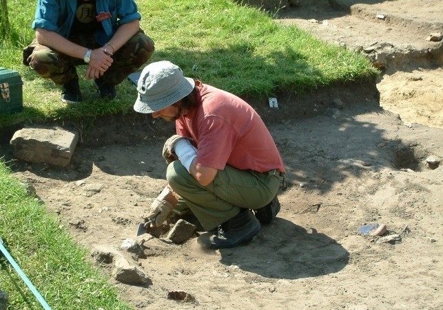 archeolog na stanowisku archeologicznym