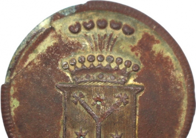 guzik z herbem Trzywdar