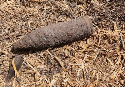 pocisk pod domkiem letniskowym