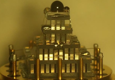 Długofalowe detektory z anteną dielektryczną