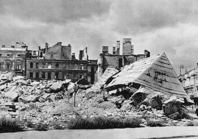 Zniszczony pałac Brühla w Warszawie